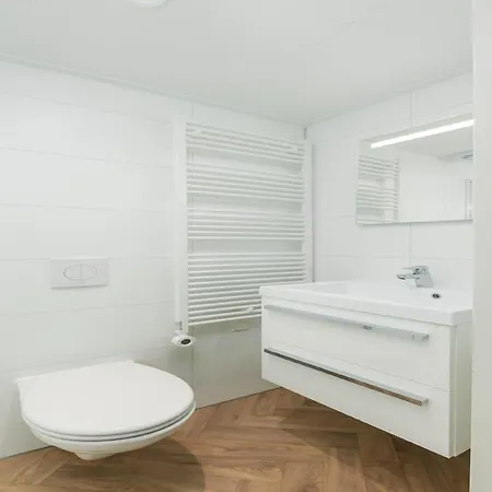 House With Three Bathrooms, On A بيت للعطل Nieuw-Loosdrecht