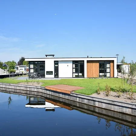 بيت للعطل House With Three Bathrooms, On A *