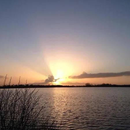 بيت للعطل House With Three Bathrooms, On A Nieuw-Loosdrecht