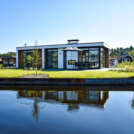 House With Three Bathrooms, On A * Nieuw-Loosdrecht