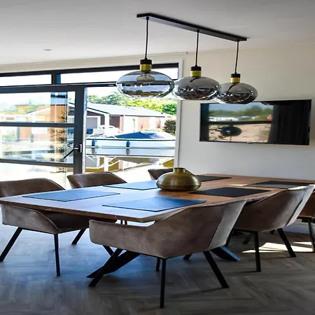 House With Three Bathrooms, On A بيت للعطل *
